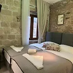 Boutique Malo - Old Town And Parking Hotel