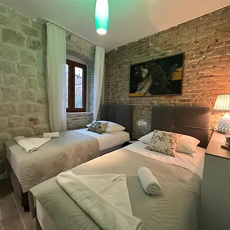 Boutique Malo - Old Town And Parking Hotel