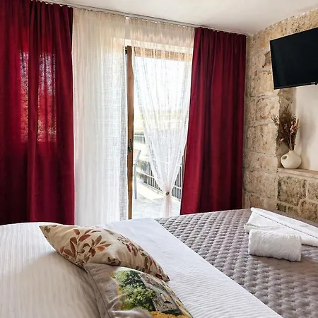 Boutique Malo - Old Town And Parking Trogir