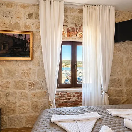 Boutique Malo - Old Town And Parking Hotel