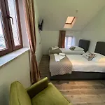 Готель Boutique Malo - Old Town And Parking