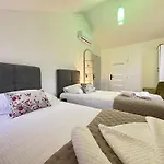 Boutique Malo - Old Town And Parking Готель Трогір