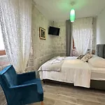 Boutique Malo - Old Town And Parking Готель Трогір