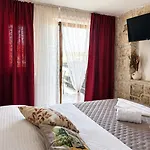 Boutique Malo - Old Town And Parking Trogir