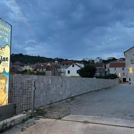 Szálloda Malo Trogir